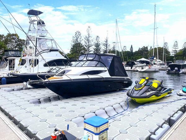 nodirect FloatBricks-Two-boats-and-jet-ski-on-FloatBricks-dock